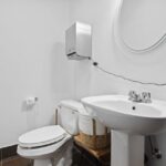 How To Choose The Right Toilet Bowl Cleaner For Office Washroom